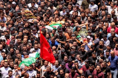 Miles de palestinos lloran los cuerpos de los mártires de la agresión en el campamento de Jenin