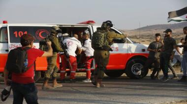قوات العدو الصهيوني تحاصر مُسعفين مُتطوعين في مخيم طولكرم