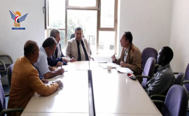 Le président de la commission des affaires étrangères et des expatriés rencontre le président du Centre yéménite pour les communautés Al-Raza’