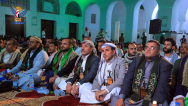 Una velada en la mezquita de Al-gand en Taiz para celebrar el aniversario del cumpleaños del Profeta