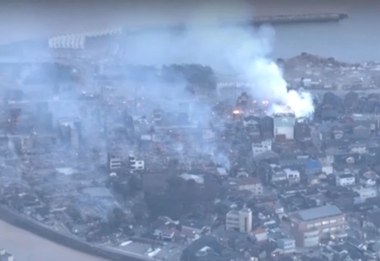 اندلاع حرائق في مدينة واجيما اليابانية جرّاء الزلزال 