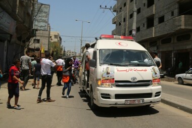 Ein Sanitäter wurde verletzt, nachdem ein zionistischer drohne einen Krankenwagen auf der Rafah-Autobahn angegriffen hatte