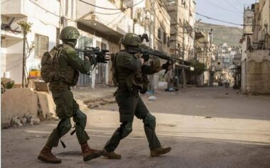 قوات العدو الصهيوني تصيب شابين فلسطينيين شرق أريحا