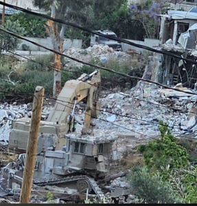 انتشال جثمان شهيد فلسطيني من داخل المنزل الذي هدمه العدو الصهيوني شمال طولكرم
