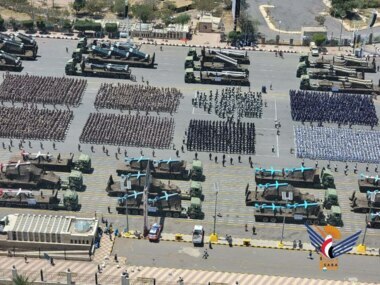 Les forces armées yéménites dévoilent pour la première fois de nouveaux systèmes d'armes lors d'un majestueux défilé militaire