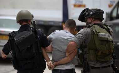 العدو الصهيوني يعتقل ستة فلسطينيين ويسلم جثمان الشهيد محمد شحام