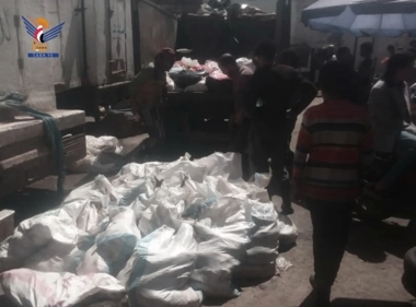 Détruire 600 kilogrammes de poisson pourri sur le marché d'Al-Balili dans la capitale Sanaa