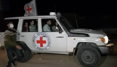 كتائب القسام تسلم الدفعة السابعة من الأسرى الصهاينة للصليب الأحمر 