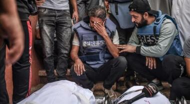 استشهاد ثلاثة صحفيين فلسطينيين بقصف العدو الإسرائيلي ساحة مستشفى المعمداني  بغزة