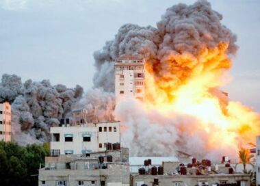 17 Palästinenser starben als Märtyrer bei der Bombardierung von 3 Häusern in Dschabaliya und Deir al-Balah durch den zionistischen Feind