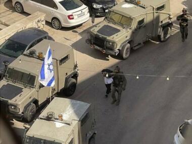 العدو الصهيوني يعتقل شابين فلسطينيين من نابلس
