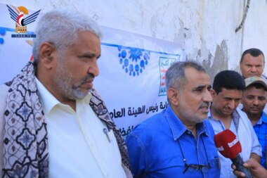 توزيع سلال غذائية لحالات سوء التغذية بمستشفى الثورة في الحديدة