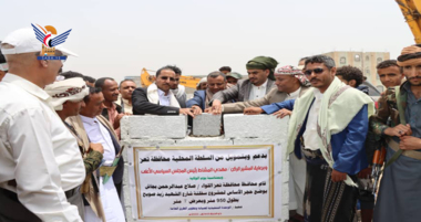 Taiz-Gouverneur weiht ein und legt den Grundstein für Straßenprojekte, kosten eine Milliarde und 129 Millionen Rial kosten