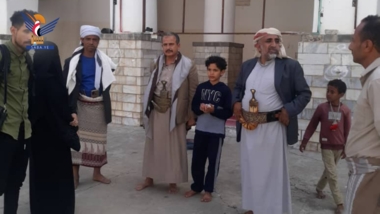 Le chef de l'Autorité générale des antiquités et des musées inspecte la mosquée historique Al-Janad à Taiz