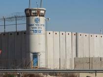 El número de presos palestinos en huelga de hambre aumentó a 13