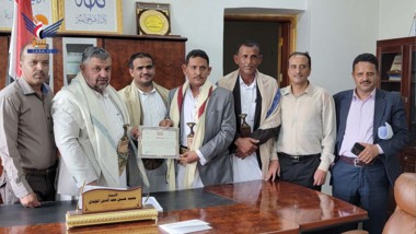 Youth Minister grants Al-Majd Club in Al-Khabt Al-Mahwit official recognition document