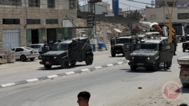 العدو الإسرائيلي يصيب فتى فلسطينيا ويعتقل شابين في قلقيلية.. ويقتحم بيت أمر ويعتقل شابا شمال الخليل