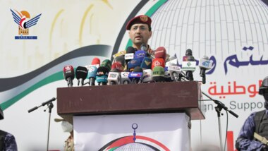 القوات المسلحة تستهدف سفناً إسرائيلية ومدمرة أمريكية في البحر الأحمر والمحيط الهندي
