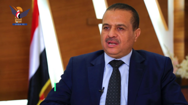 وزير النقل يهنئ قائد الثورة ورئيس المجلس السياسي بحلول شهر رمضان