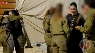 Zionist enemy army receives Zionist female prisoners from Red Cross