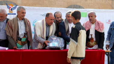 Inaugurating distribution school bags to martyrs' children in Al Mahwit