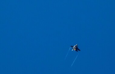 الدفاعات الجوية الإيرانية تسقط مقاتلة للعدو الاسرائيلي من طراز 