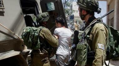قوات العدو الصهيوني تختطف شابًا فلسطينيا من بلدة أبو ديس بالقدس المحتلة 