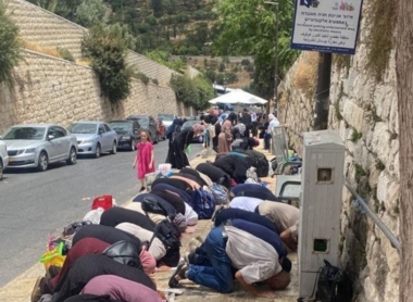 Enemy prevents Palestinian worshipers from entering Al-Aqsa, assaults them
