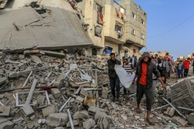 El Día 22 de la reanudación de la agresión: Decenas de mártires palestinos y redadas intensificadas en el sur y centro de la Franja de Gaza.