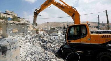 Zionist enemy forces Maqdisian families to demolish their homes