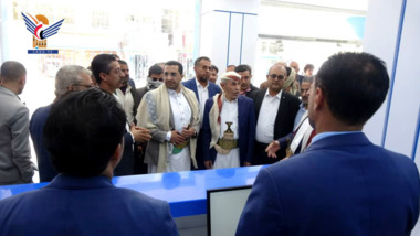 وزير الاتصالات يفتتح صالة المبيعات وخدمة كبار العملاء بمدينة إب
