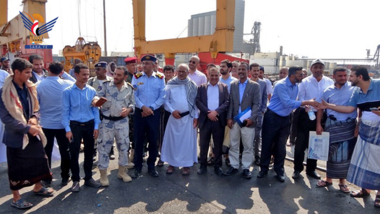 Al-Naimi et Al-Durra examinent les activités de déchargement et de transport de marchandises dans le port de Hodeida