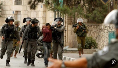 El enemigo sionista arresta a tres palestinos de Jerusalén y obliga a otro a demoler su casa