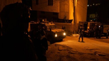 Der zionistische Feind verhaftet Arbeiter aus Gaza in Barta'a und führt Razzien im Westjordanland durch
