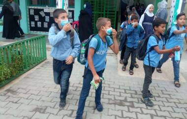 Varios estudiantes de una escuela palestina resultaron heridos tras ser rodeados por fuerzas enemigas.