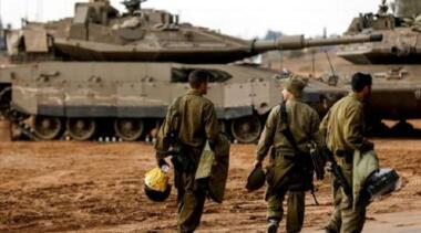 Zionist enemy mobilizes 50,000 reserve troops to support forces in north, south 