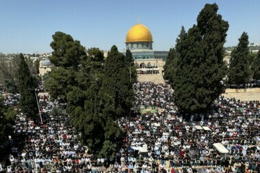 120 000 personnes accomplissent la dernière prière du vendredi du Ramadan à la mosquée Al-Aqsa