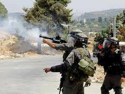 Un palestino murió y otro resultó herido cuando las fuerzas enemigas abrieron fuego contra un vehículo en Naplusa.