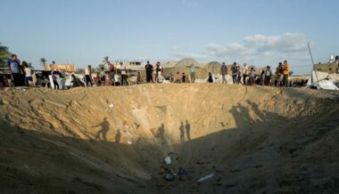 با موشک های آمریکایی انجام شد.... تمام خانواده ها در کشتار خیمه های آوارگان در مواسی خان یونس ناپديد شدن