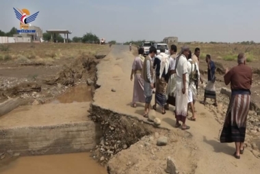 Al-Bishri inspecte les initiatives communautaires mises en œuvre et les dommages causés par les inondations sur la place nord de Hodeidah