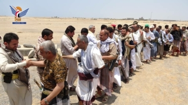 Le gouverneur d'Amran visite les stationnés ​ à Ras Issa, gouvernorat de Hodeidah