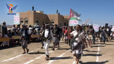 Une présentation populaire pour les diplômés des cours ouverts dans le district d'Al-Sawmaa à Al-Bayda