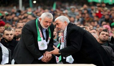 Al-Sinwar drückt Haniyeh sein Beileid zum Märtyrertod einiger seiner Söhne und Enkelkinder in Gaza aus