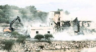 Zionist army demolishes five Palestinian facilities near Quds