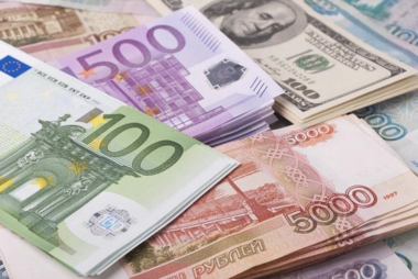 Disminución del valor del rublo ruso frente a las principales monedas al final de la negociación