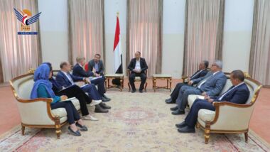  Le président Al-Mashat rencontre l'envoyé de l'ONU à la maison présidentielle de Sana'a