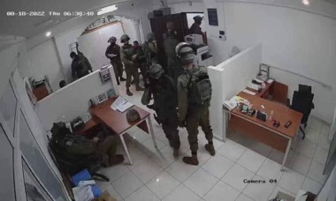 العدو الصهيوني يقتحم ويغلق ست مؤسسات حقوقية وأهلية في رام الله