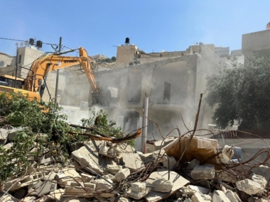 القدس المحتلة:العدو الصهيوني يجبر مقدسيا على هدم محله التجاري في سلوان 