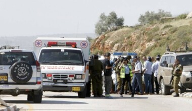 Verletzung eines palästinensische Junges und ein palästinensisches Mädchens von einem zionistischen Siedler in Hebron