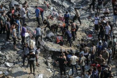 صحيفة إسرائيلية : ما يرتكبه الجيش الإسرائيلي في غزة جريمة حرب جماعية